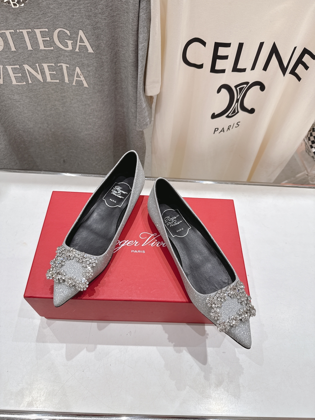 高版本出厂
 Roger vivier RV2025ss新款玛丽珍钻扣尖头平底鞋单鞋
上脚超好看的一款高