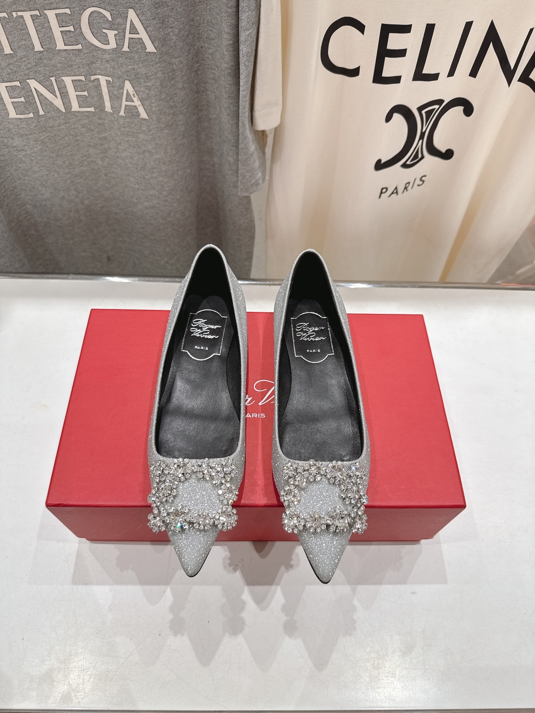 高版本出厂
 Roger vivier RV2025ss新款玛丽珍钻扣尖头平底鞋单鞋
上脚超好看的一款高