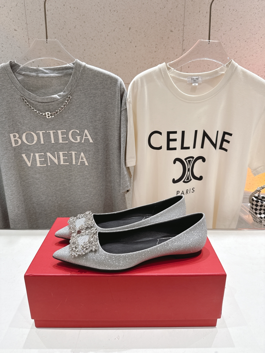 高版本出厂
 Roger vivier RV2025ss新款玛丽珍钻扣尖头平底鞋单鞋
上脚超好看的一款高