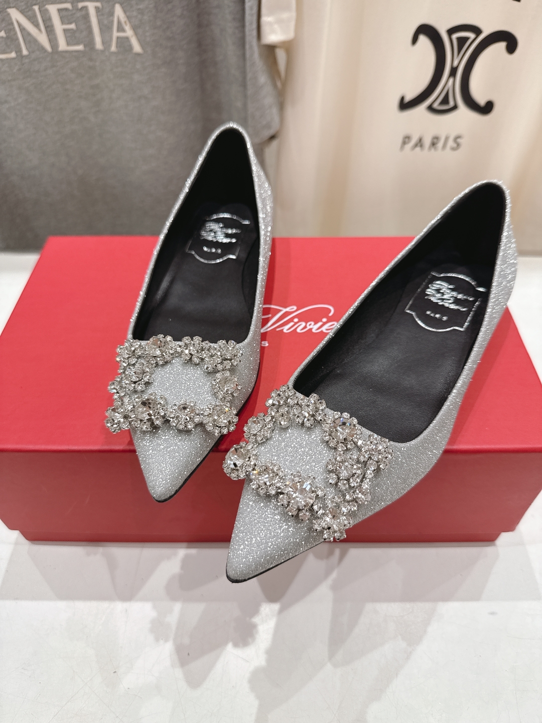 高版本出厂
 Roger vivier RV2025ss新款玛丽珍钻扣尖头平底鞋单鞋
上脚超好看的一款高