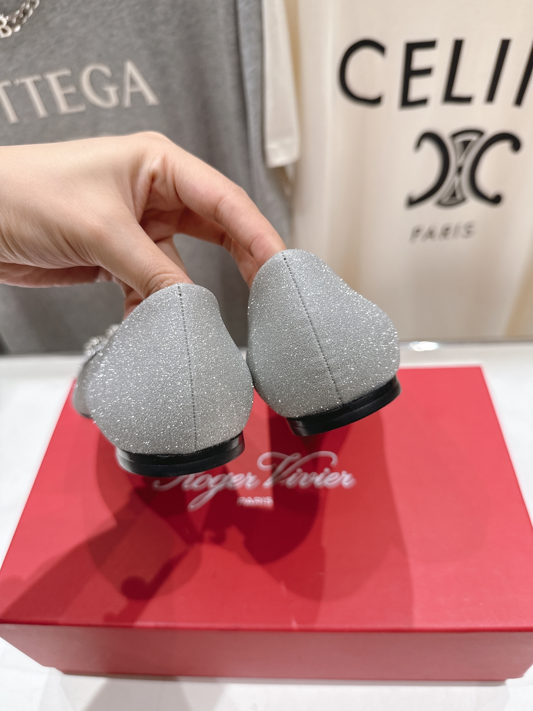 高版本出厂
 Roger vivier RV2025ss新款玛丽珍钻扣尖头平底鞋单鞋
上脚超好看的一款高