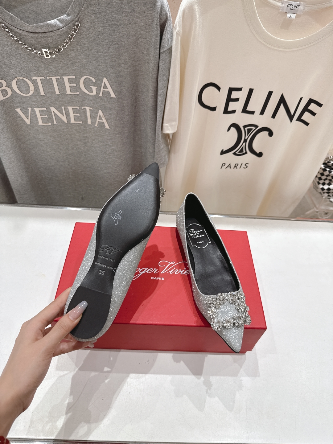 高版本出厂
 Roger vivier RV2025ss新款玛丽珍钻扣尖头平底鞋单鞋
上脚超好看的一款高
