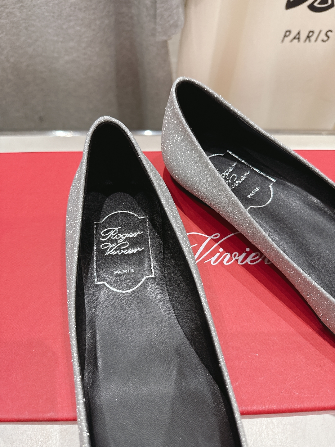 高版本出厂
 Roger vivier RV2025ss新款玛丽珍钻扣尖头平底鞋单鞋
上脚超好看的一款高