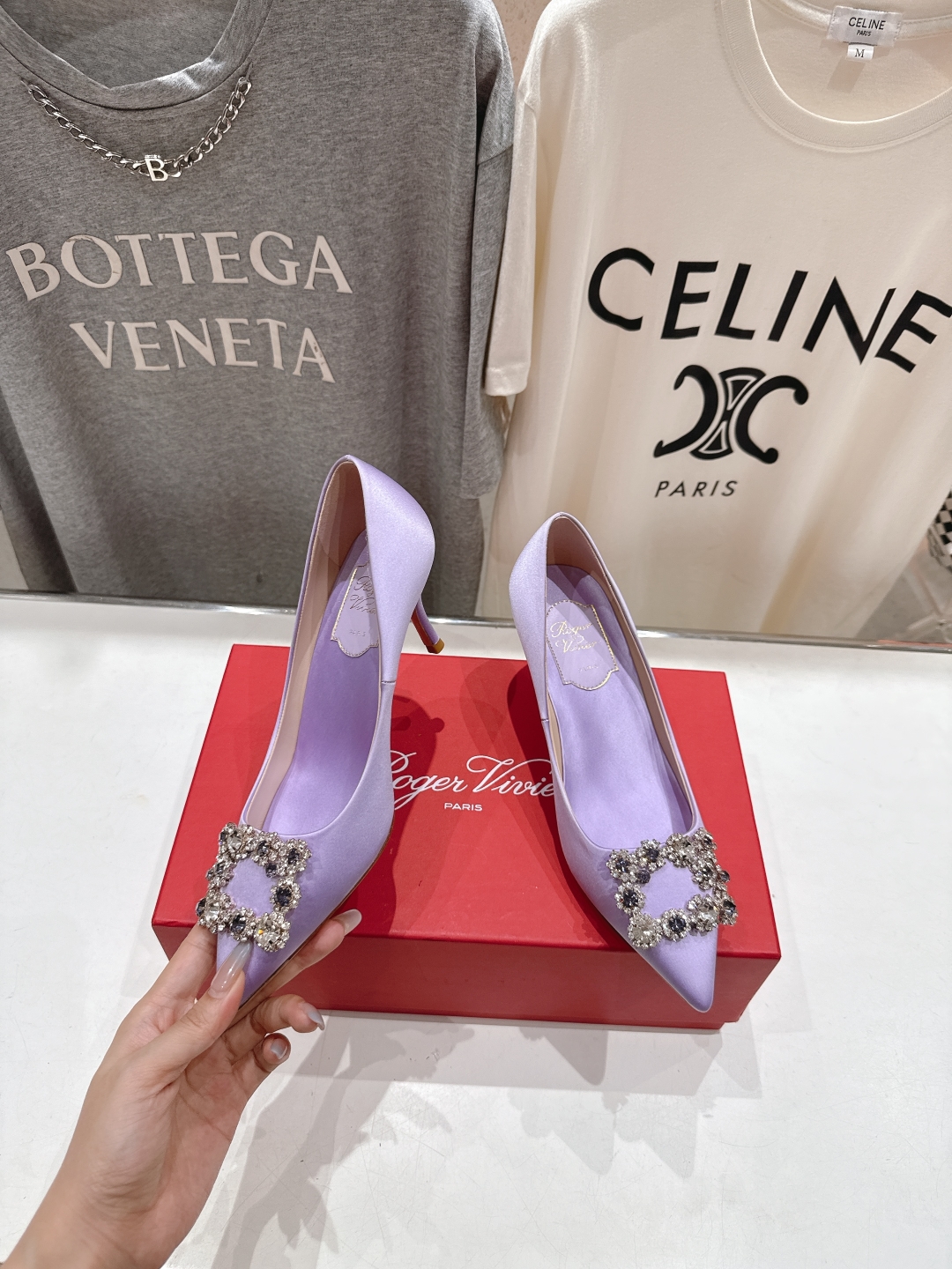 高版本出厂
 Roger vivier RV2025ss新款玛丽珍钻扣尖头高跟鞋单鞋
上脚超好看的一款高