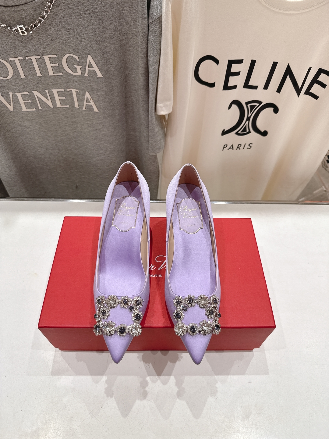 高版本出厂
 Roger vivier RV2025ss新款玛丽珍钻扣尖头高跟鞋单鞋
上脚超好看的一款高