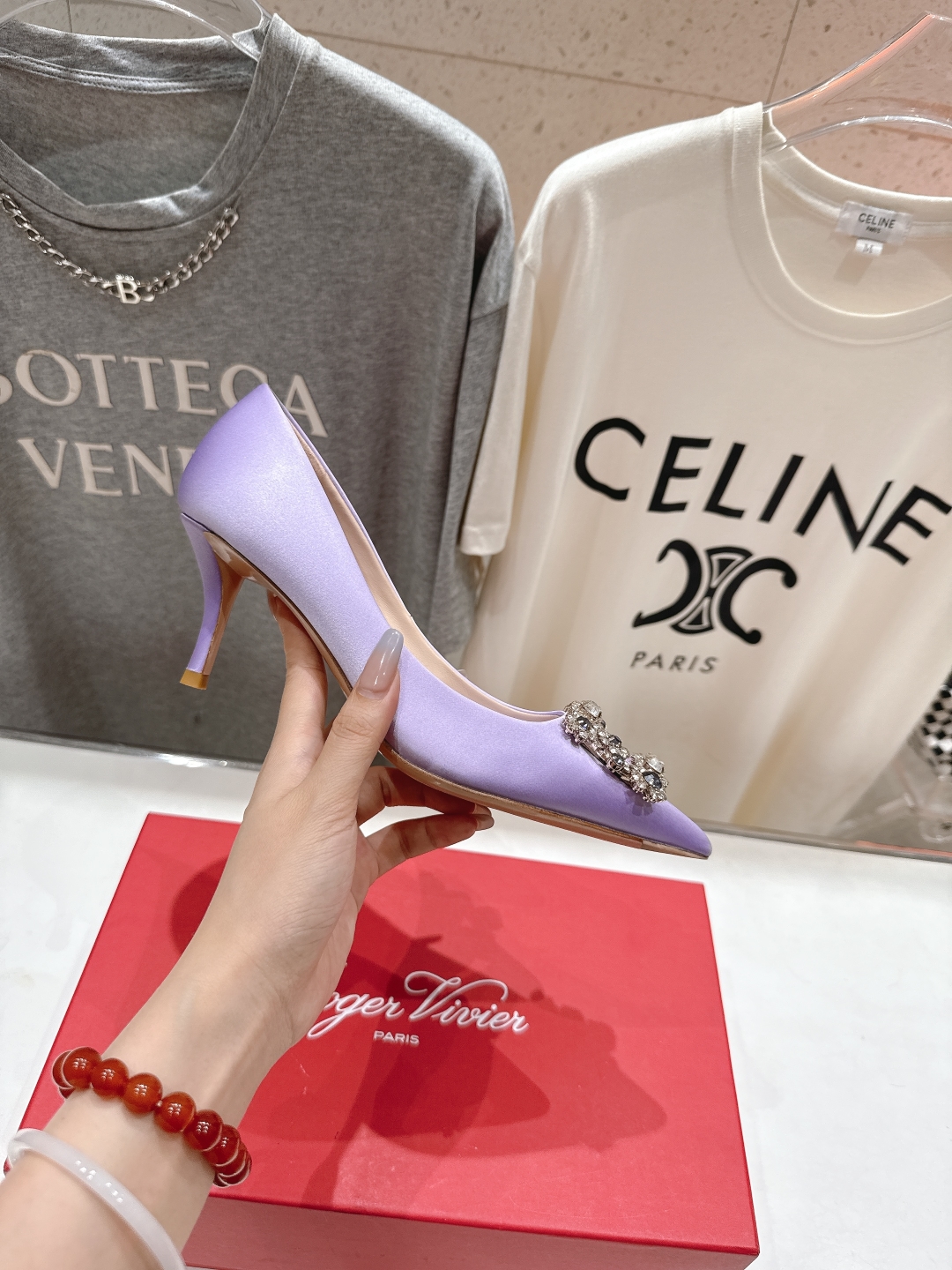 高版本出厂
 Roger vivier RV2025ss新款玛丽珍钻扣尖头高跟鞋单鞋
上脚超好看的一款高