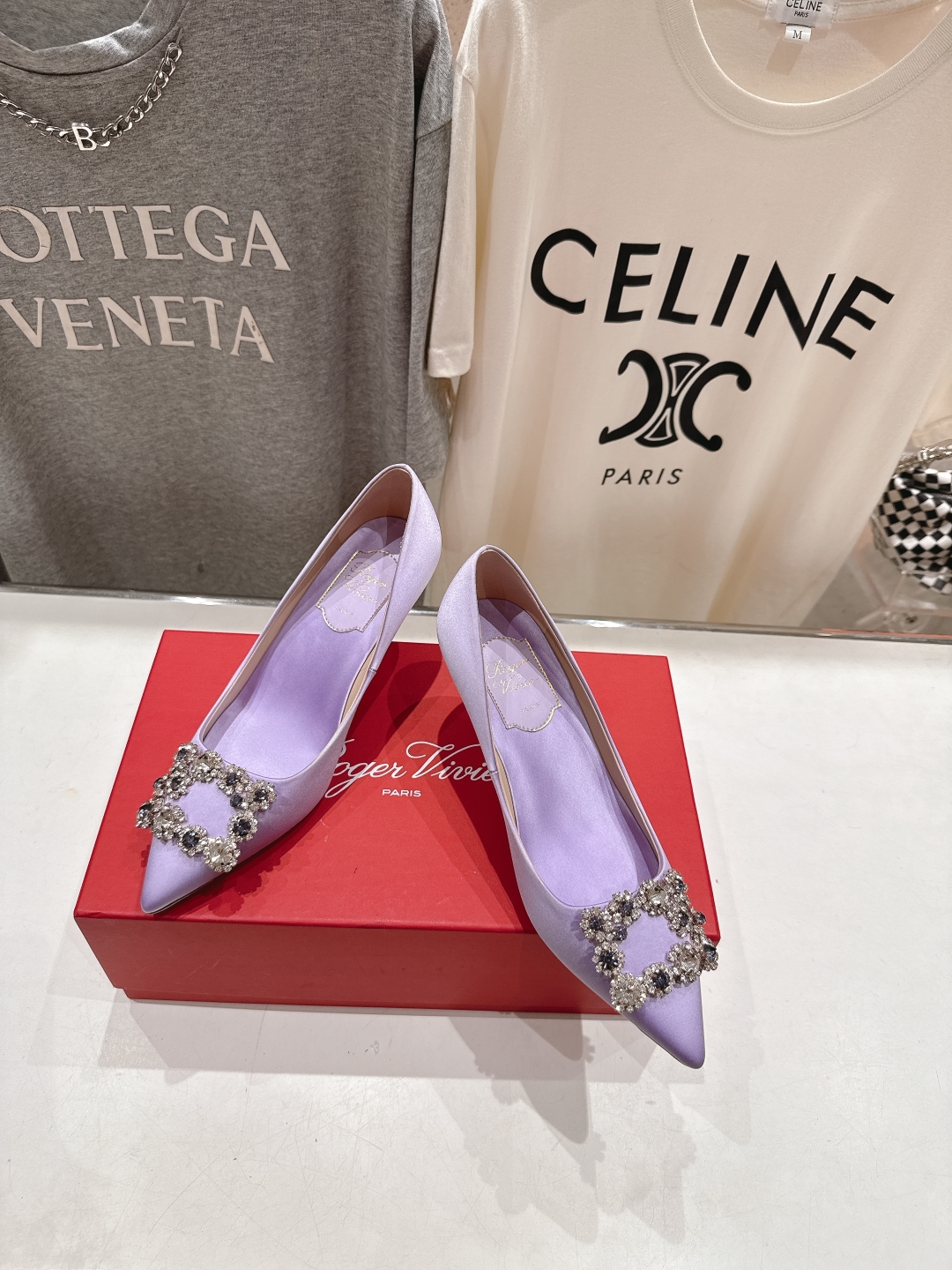 高版本出厂
 Roger vivier RV2025ss新款玛丽珍钻扣尖头高跟鞋单鞋
上脚超好看的一款高