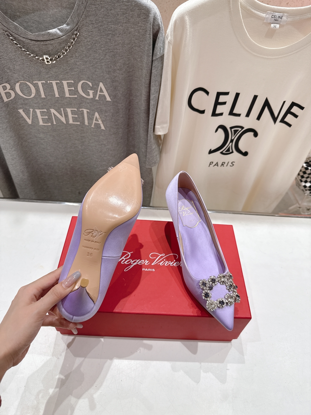 高版本出厂
 Roger vivier RV2025ss新款玛丽珍钻扣尖头高跟鞋单鞋
上脚超好看的一款高