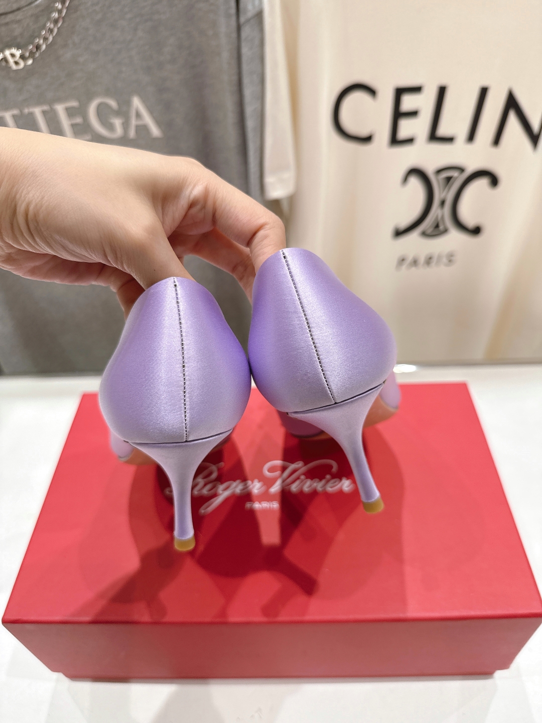 高版本出厂
 Roger vivier RV2025ss新款玛丽珍钻扣尖头高跟鞋单鞋
上脚超好看的一款高