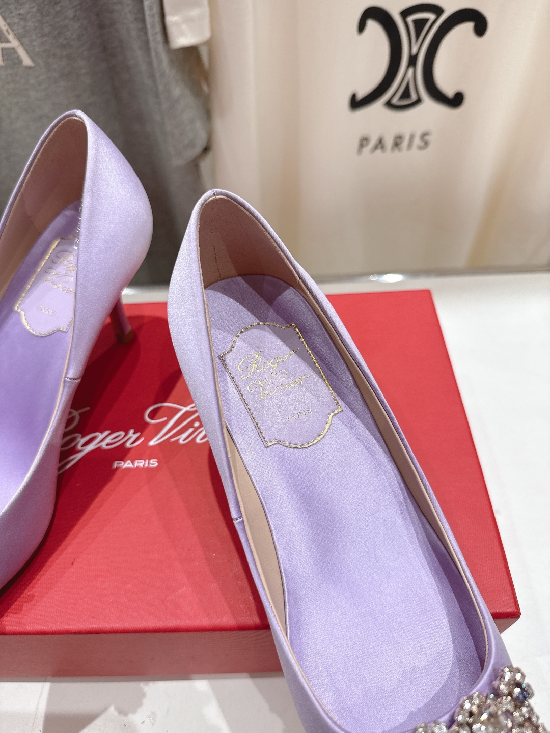 高版本出厂
 Roger vivier RV2025ss新款玛丽珍钻扣尖头高跟鞋单鞋
上脚超好看的一款高