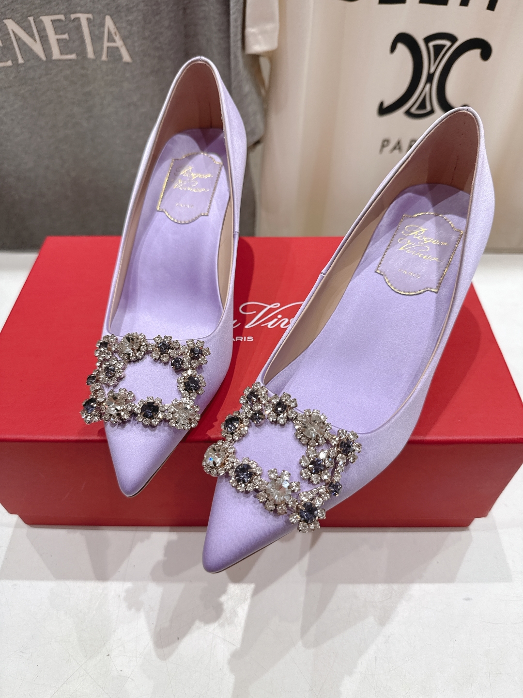 高版本出厂
 Roger vivier RV2025ss新款玛丽珍钻扣尖头高跟鞋单鞋
上脚超好看的一款高