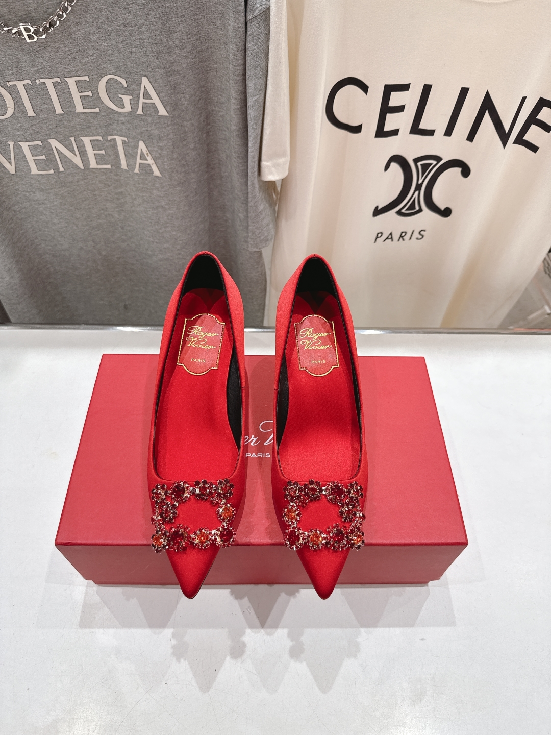 高版本出厂
 Roger vivier RV2025ss新款玛丽珍钻扣尖头高跟鞋单鞋
上脚超好看的一款高