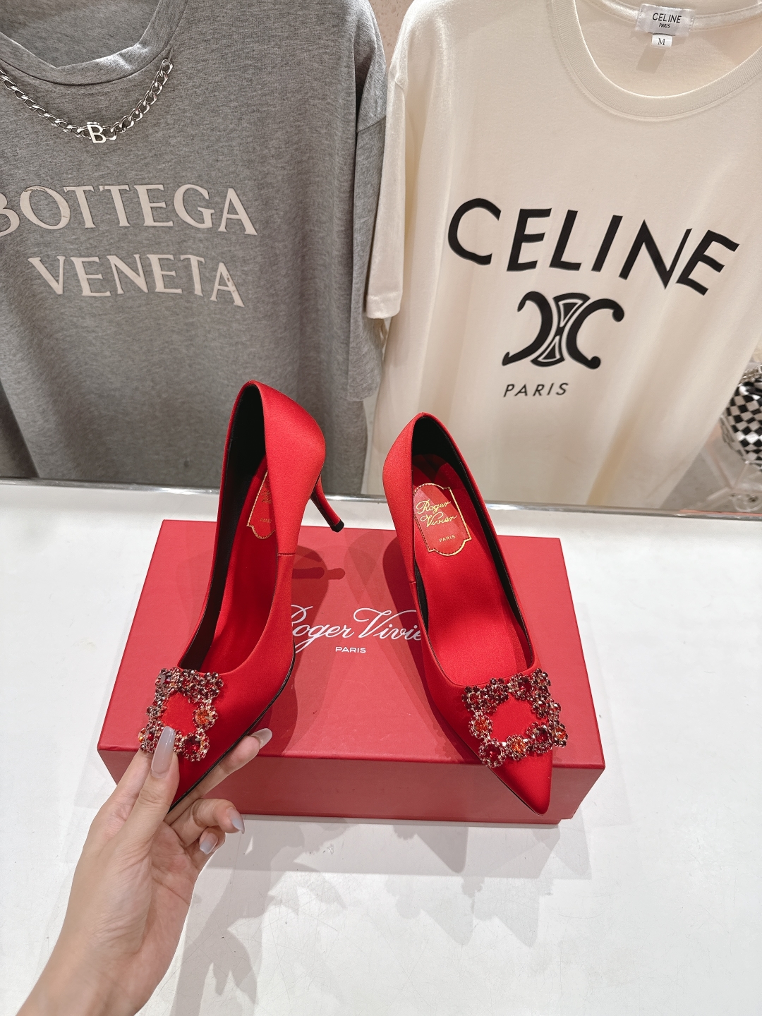 高版本出厂
 Roger vivier RV2025ss新款玛丽珍钻扣尖头高跟鞋单鞋
上脚超好看的一款高