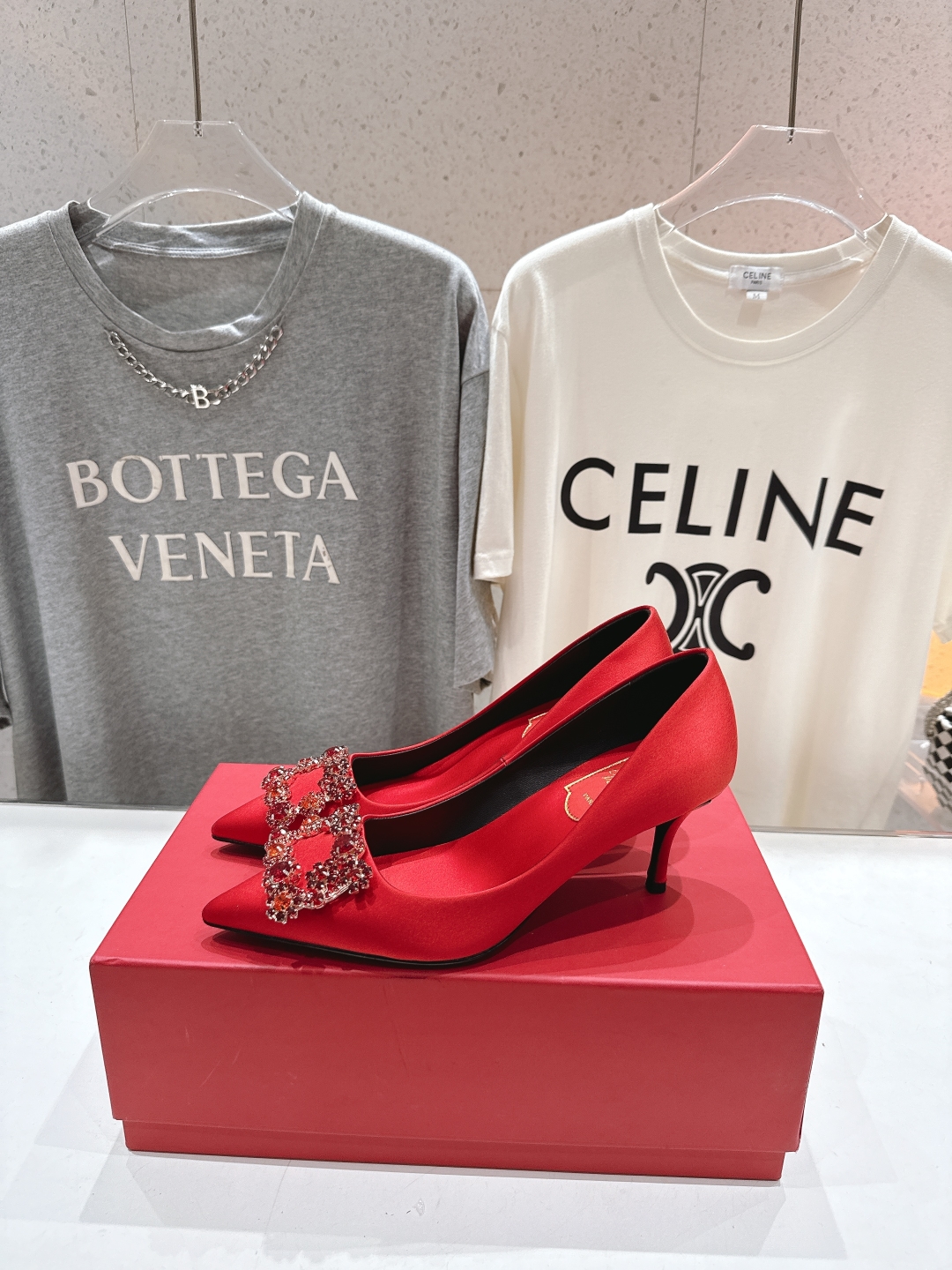 高版本出厂
 Roger vivier RV2025ss新款玛丽珍钻扣尖头高跟鞋单鞋
上脚超好看的一款高