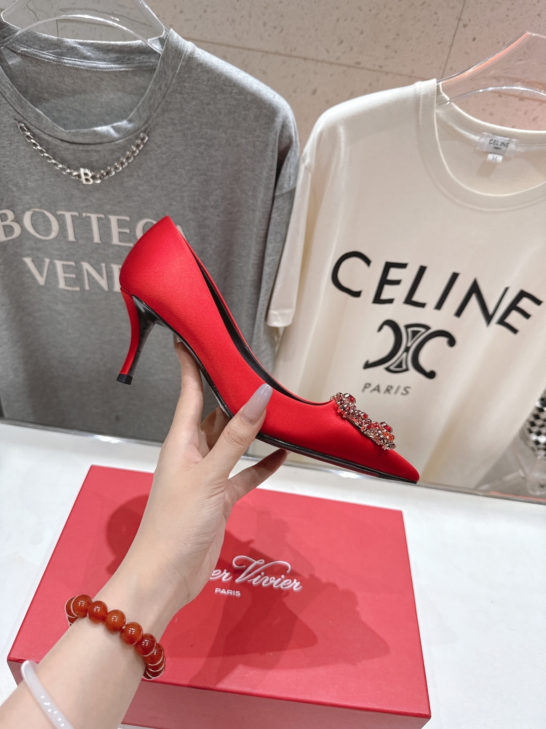 高版本出厂
 Roger vivier RV2025ss新款玛丽珍钻扣尖头高跟鞋单鞋
上脚超好看的一款高