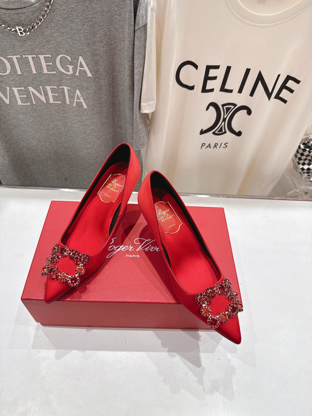 高版本出厂
 Roger vivier RV2025ss新款玛丽珍钻扣尖头高跟鞋单鞋
上脚超好看的一款高