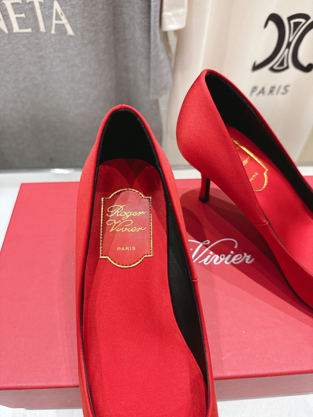 高版本出厂
 Roger vivier RV2025ss新款玛丽珍钻扣尖头高跟鞋单鞋
上脚超好看的一款高