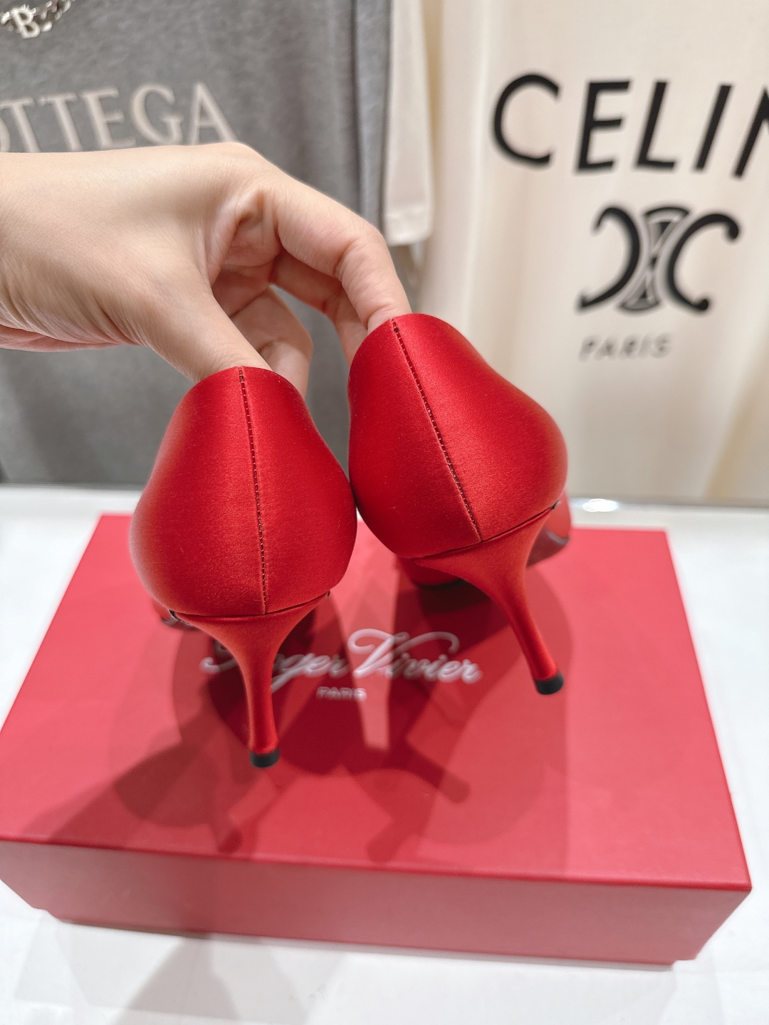 高版本出厂
 Roger vivier RV2025ss新款玛丽珍钻扣尖头高跟鞋单鞋
上脚超好看的一款高
