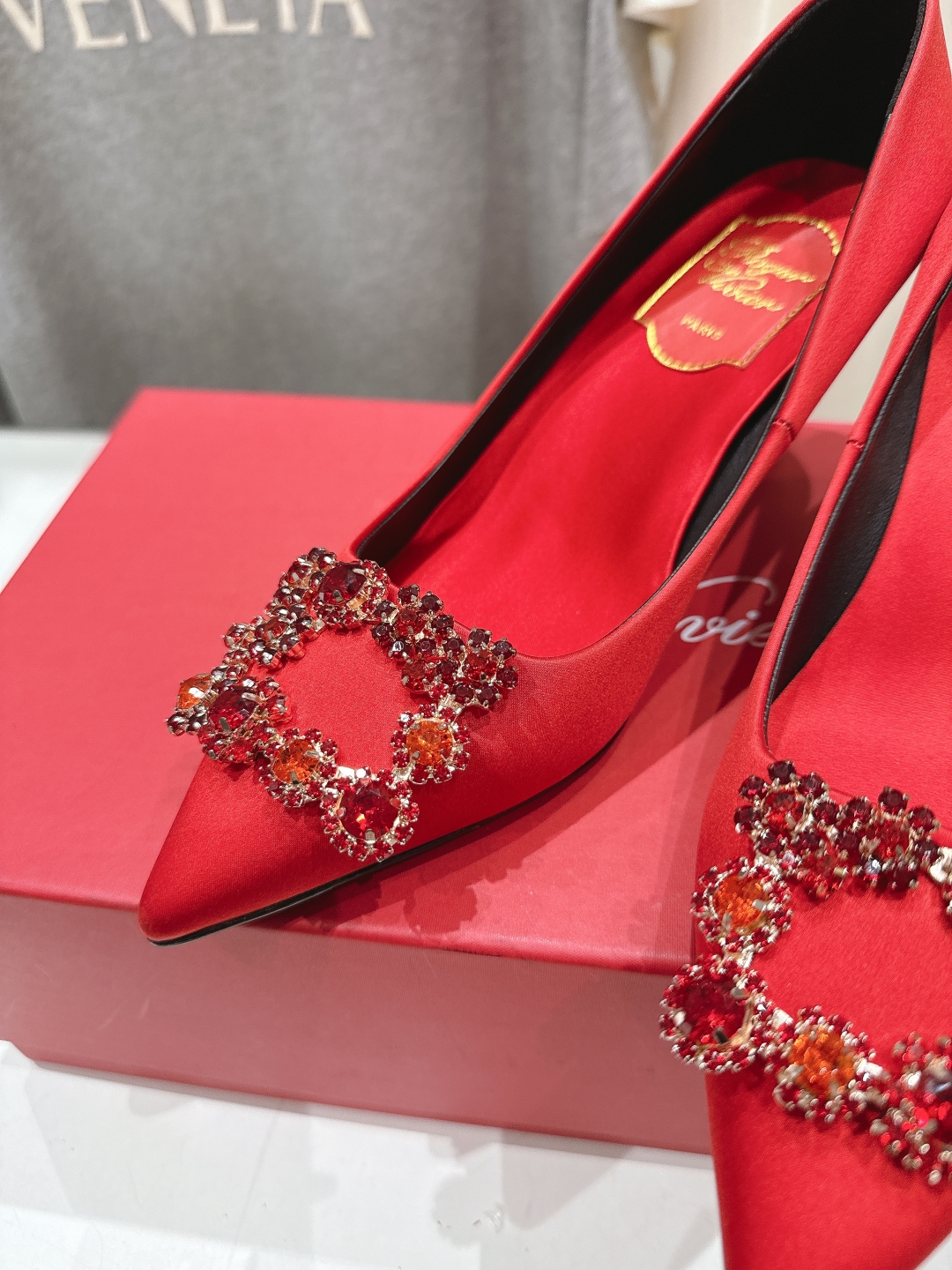高版本出厂
 Roger vivier RV2025ss新款玛丽珍钻扣尖头高跟鞋单鞋
上脚超好看的一款高