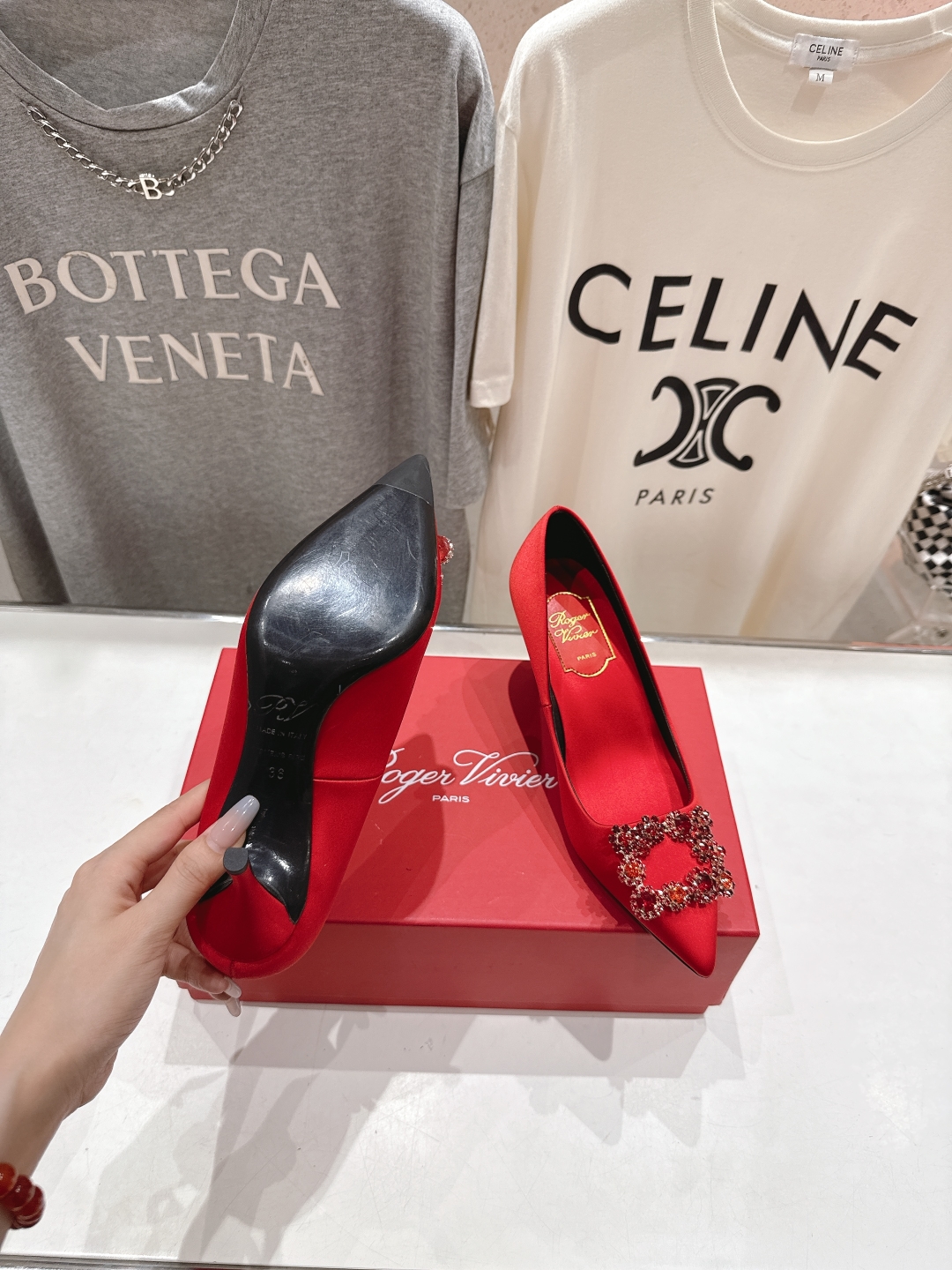 高版本出厂
 Roger vivier RV2025ss新款玛丽珍钻扣尖头高跟鞋单鞋
上脚超好看的一款高