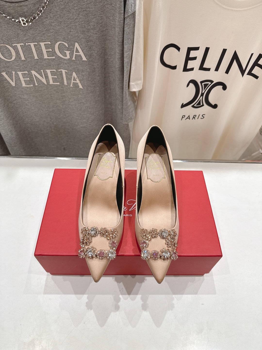 高版本出厂
 Roger vivier RV2025ss新款玛丽珍钻扣尖头高跟鞋单鞋
上脚超好看的一款高