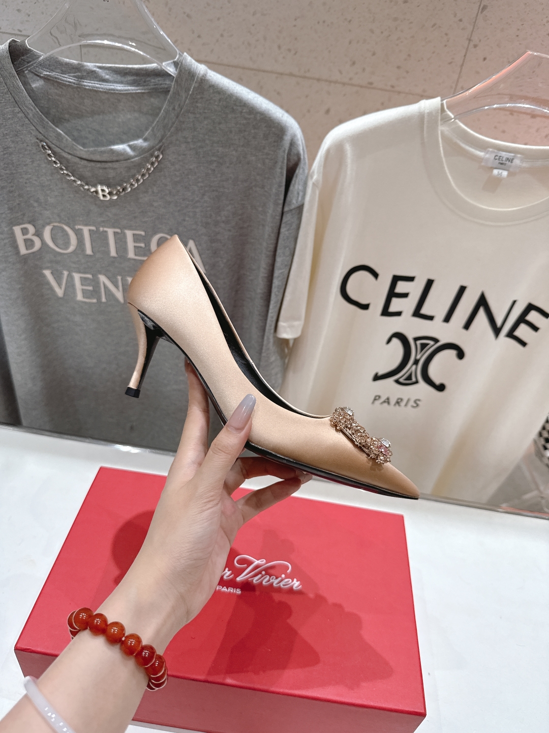高版本出厂
 Roger vivier RV2025ss新款玛丽珍钻扣尖头高跟鞋单鞋
上脚超好看的一款高