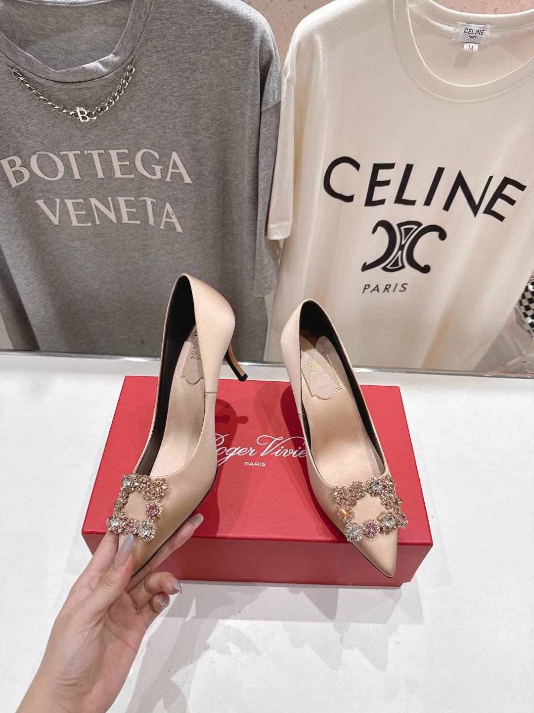 高版本出厂
 Roger vivier RV2025ss新款玛丽珍钻扣尖头高跟鞋单鞋
上脚超好看的一款高