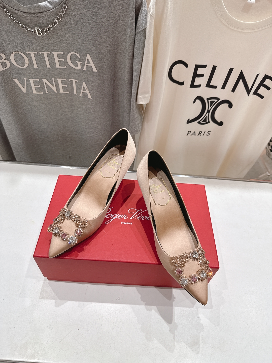 高版本出厂
 Roger vivier RV2025ss新款玛丽珍钻扣尖头高跟鞋单鞋
上脚超好看的一款高