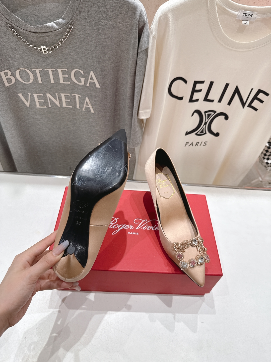 高版本出厂
 Roger vivier RV2025ss新款玛丽珍钻扣尖头高跟鞋单鞋
上脚超好看的一款高