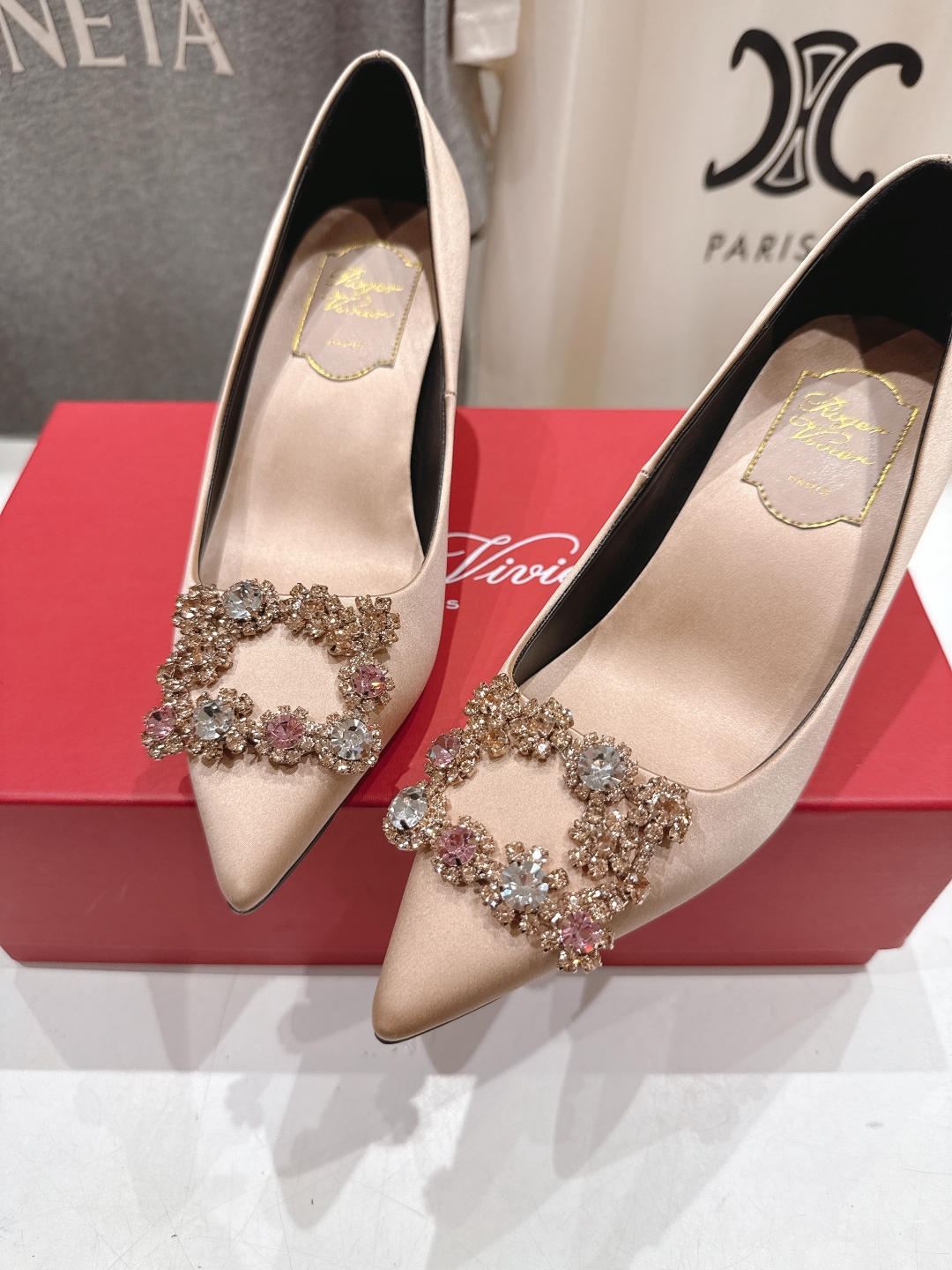 高版本出厂
 Roger vivier RV2025ss新款玛丽珍钻扣尖头高跟鞋单鞋
上脚超好看的一款高