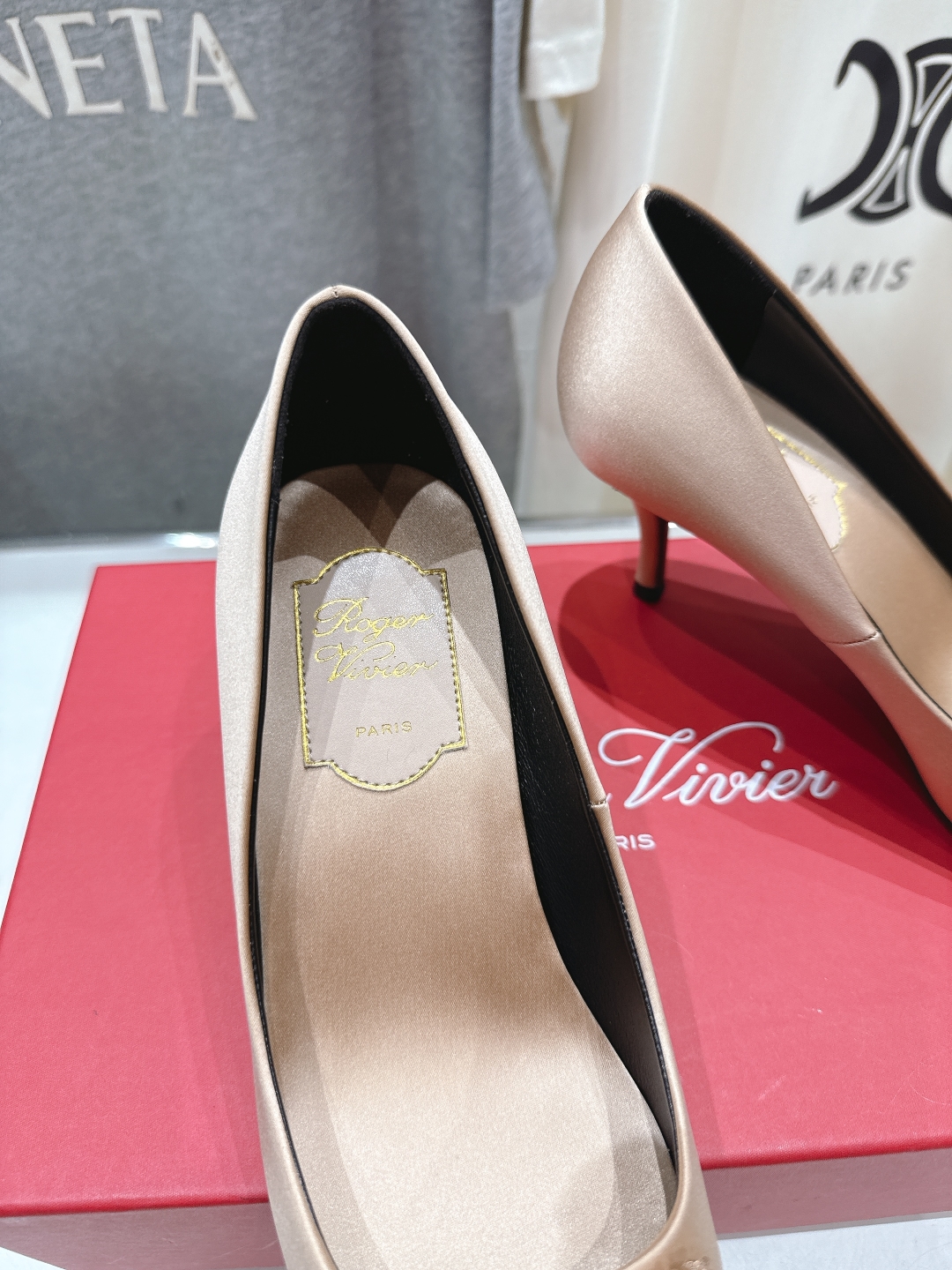 高版本出厂
 Roger vivier RV2025ss新款玛丽珍钻扣尖头高跟鞋单鞋
上脚超好看的一款高