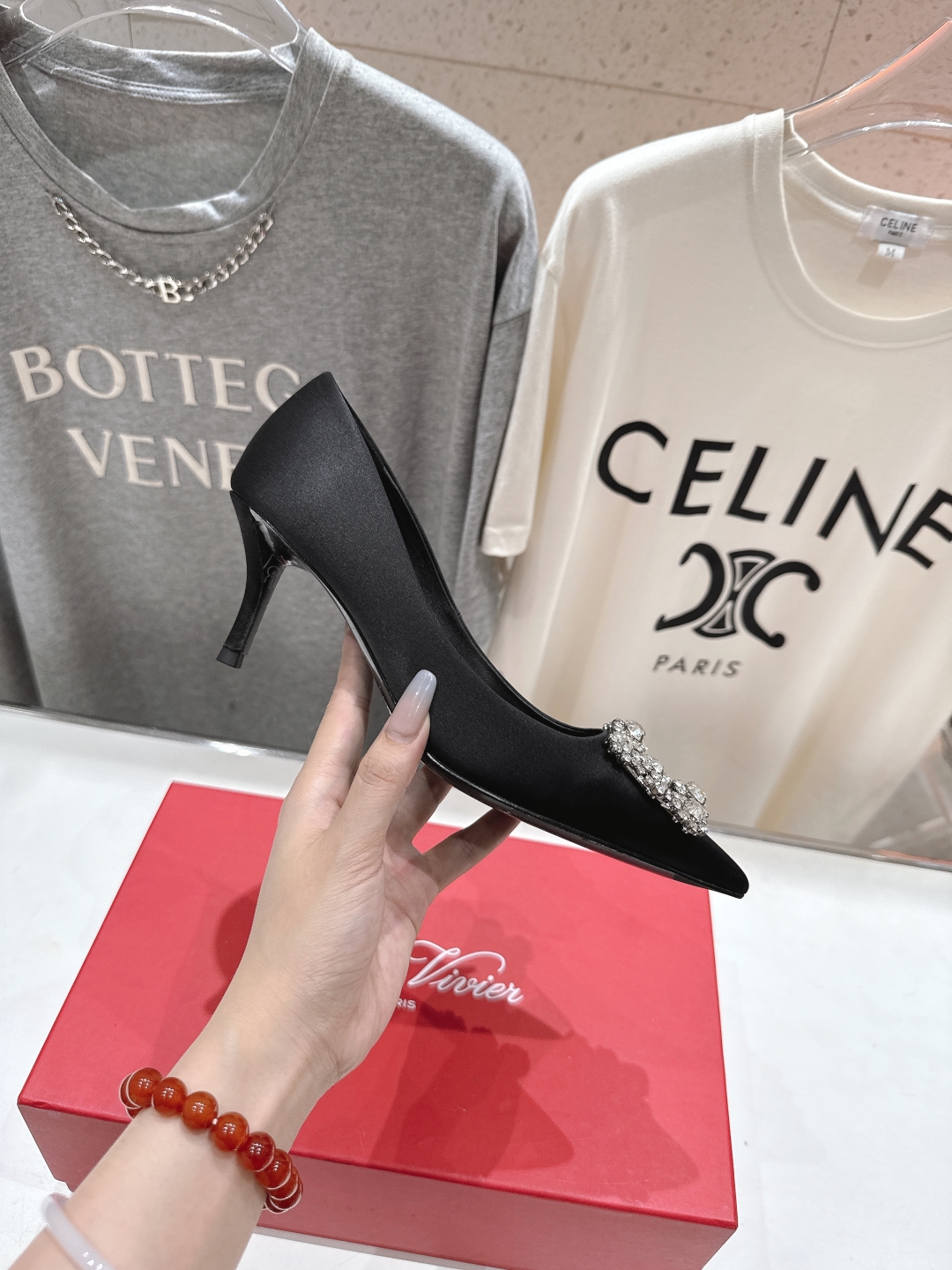高版本出厂
 Roger vivier RV2025ss新款玛丽珍钻扣尖头高跟鞋单鞋
上脚超好看的一款高