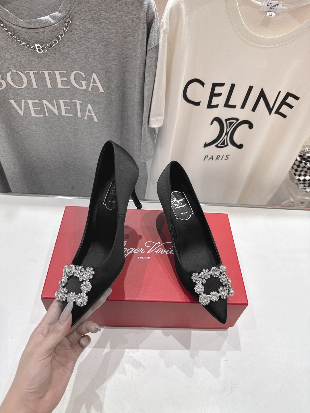 高版本出厂
 Roger vivier RV2025ss新款玛丽珍钻扣尖头高跟鞋单鞋
上脚超好看的一款高
