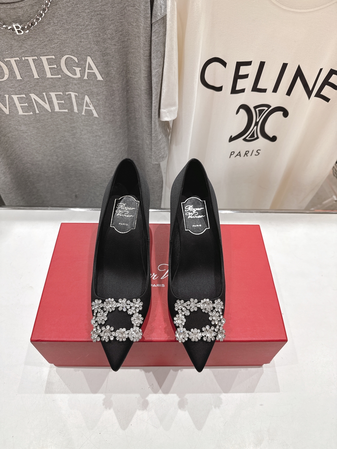 高版本出厂
 Roger vivier RV2025ss新款玛丽珍钻扣尖头高跟鞋单鞋
上脚超好看的一款高