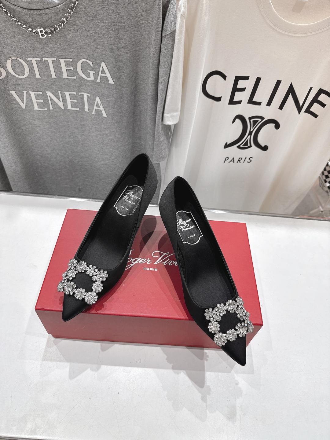 高版本出厂
 Roger vivier RV2025ss新款玛丽珍钻扣尖头高跟鞋单鞋
上脚超好看的一款高