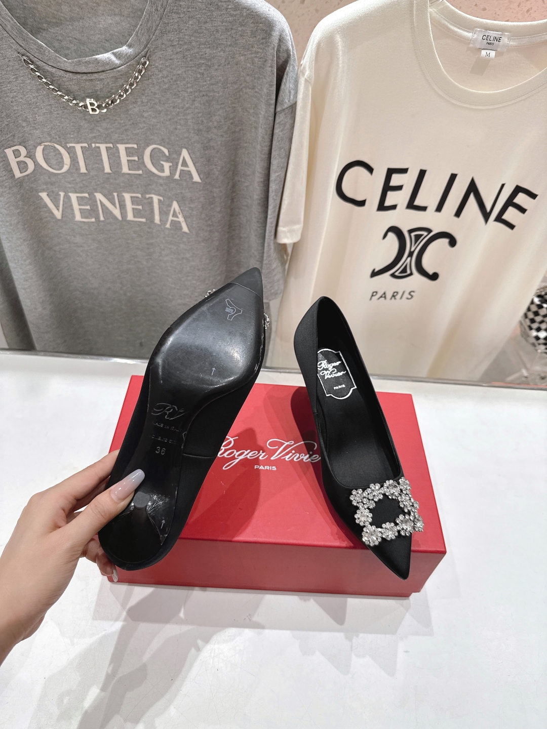 高版本出厂
 Roger vivier RV2025ss新款玛丽珍钻扣尖头高跟鞋单鞋
上脚超好看的一款高