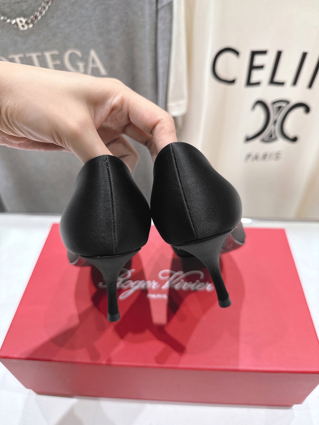 高版本出厂
 Roger vivier RV2025ss新款玛丽珍钻扣尖头高跟鞋单鞋
上脚超好看的一款高