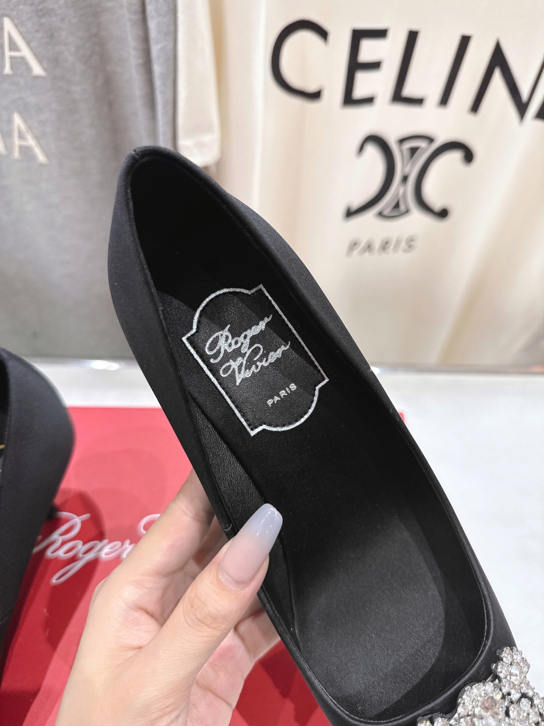 高版本出厂
 Roger vivier RV2025ss新款玛丽珍钻扣尖头高跟鞋单鞋
上脚超好看的一款高