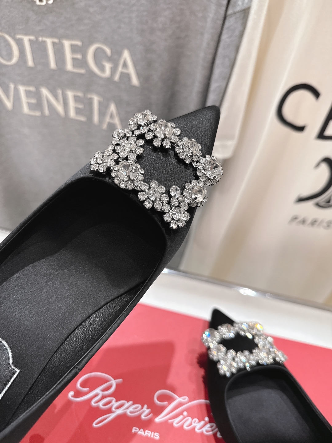 高版本出厂
 Roger vivier RV2025ss新款玛丽珍钻扣尖头高跟鞋单鞋
上脚超好看的一款高