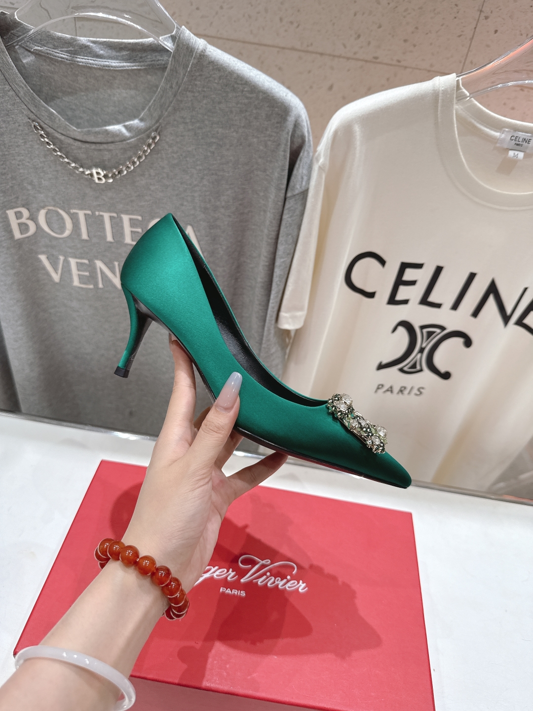 高版本出厂
 Roger vivier RV2025ss新款玛丽珍钻扣尖头高跟鞋单鞋
上脚超好看的一款高