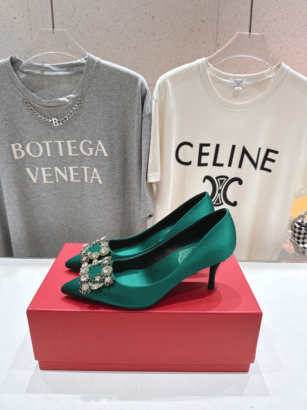高版本出厂
 Roger vivier RV2025ss新款玛丽珍钻扣尖头高跟鞋单鞋
上脚超好看的一款高