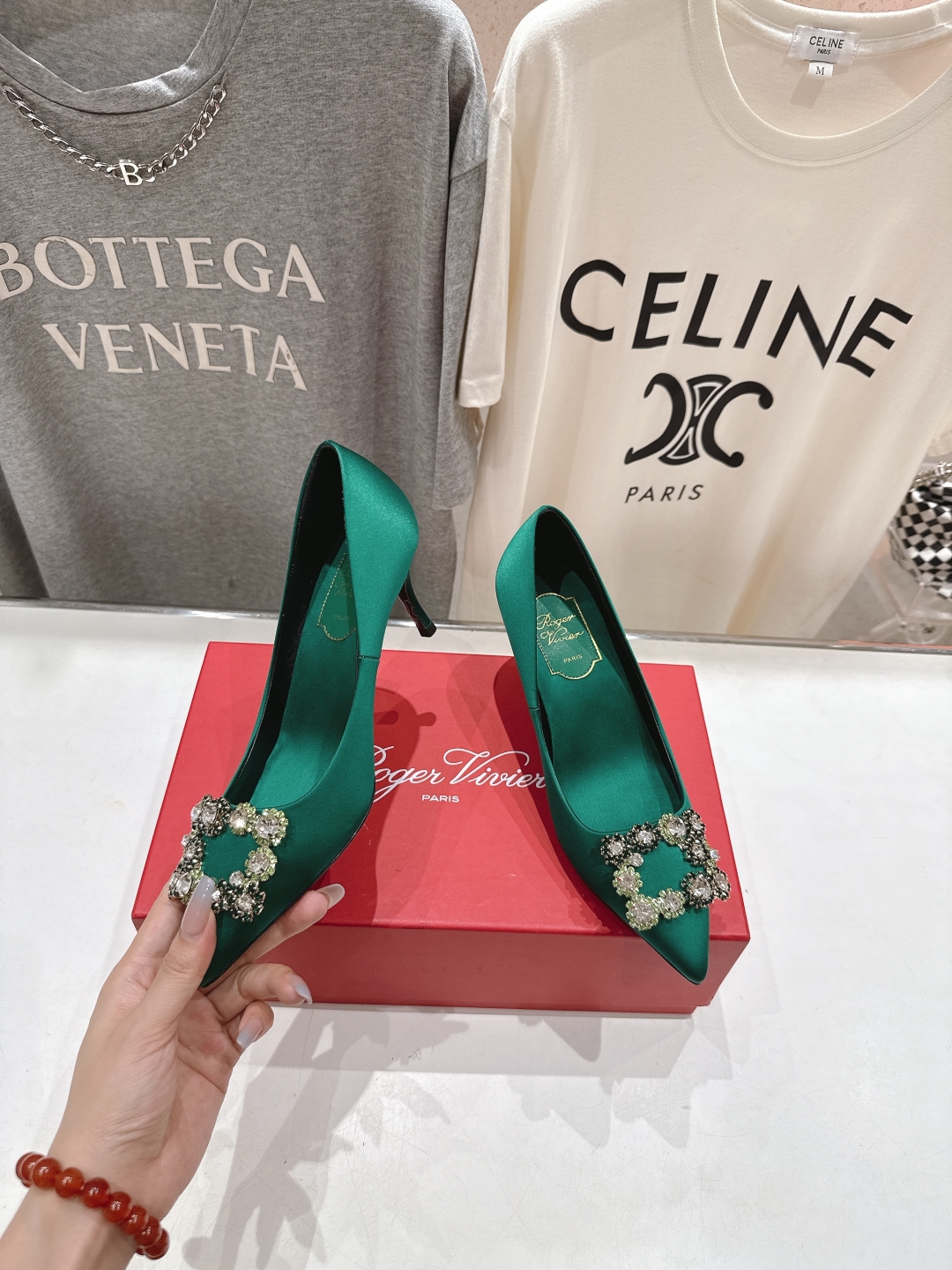 高版本出厂
 Roger vivier RV2025ss新款玛丽珍钻扣尖头高跟鞋单鞋
上脚超好看的一款高