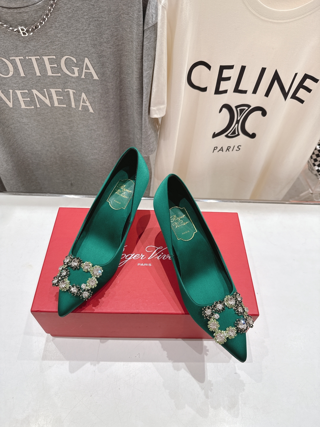 高版本出厂
 Roger vivier RV2025ss新款玛丽珍钻扣尖头高跟鞋单鞋
上脚超好看的一款高