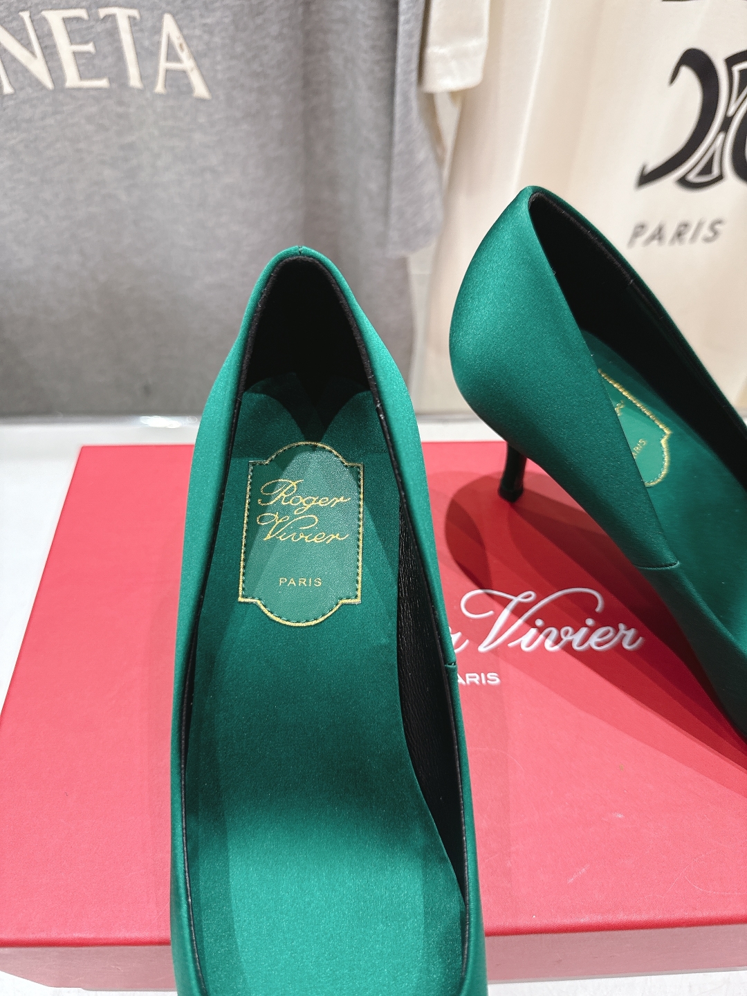 高版本出厂
 Roger vivier RV2025ss新款玛丽珍钻扣尖头高跟鞋单鞋
上脚超好看的一款高