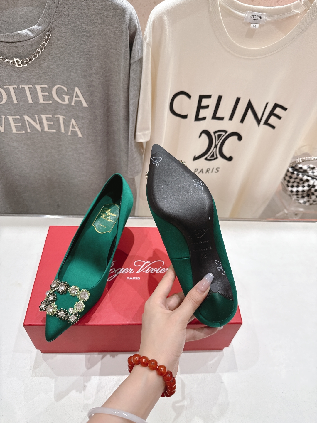 高版本出厂
 Roger vivier RV2025ss新款玛丽珍钻扣尖头高跟鞋单鞋
上脚超好看的一款高