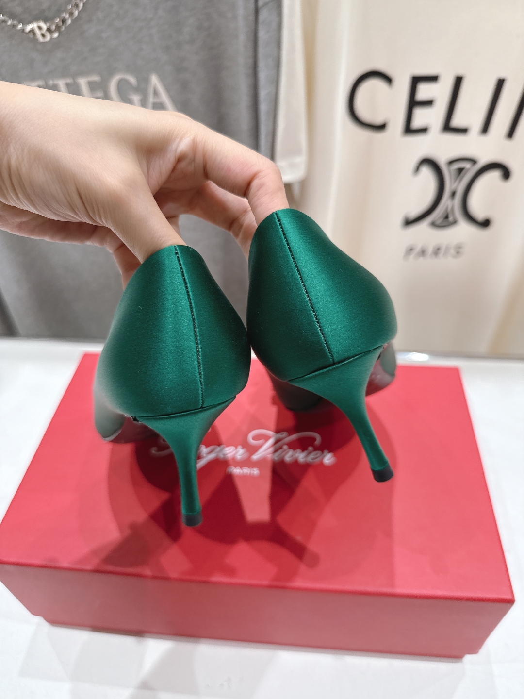 高版本出厂
 Roger vivier RV2025ss新款玛丽珍钻扣尖头高跟鞋单鞋
上脚超好看的一款高