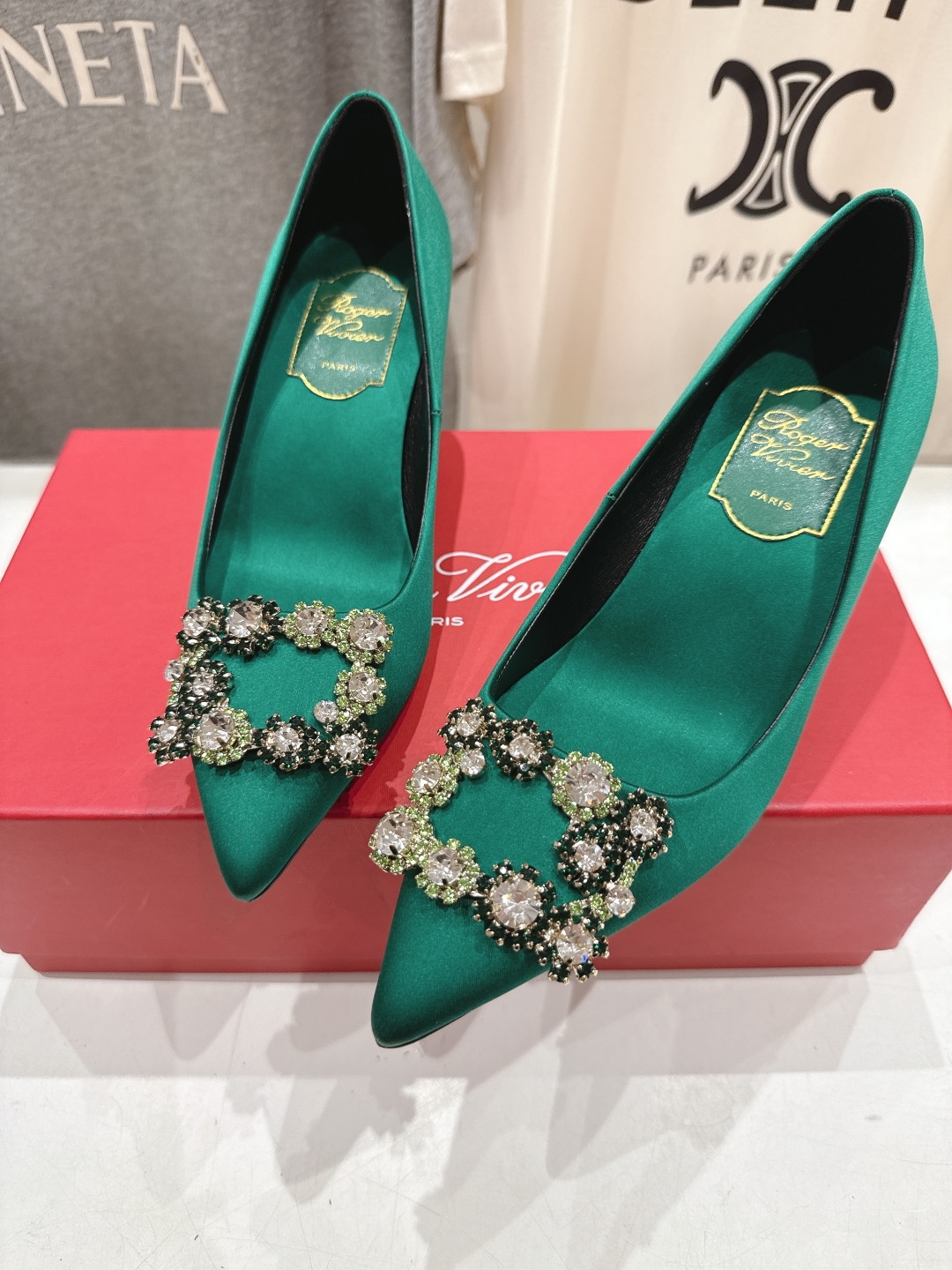 高版本出厂
 Roger vivier RV2025ss新款玛丽珍钻扣尖头高跟鞋单鞋
上脚超好看的一款高