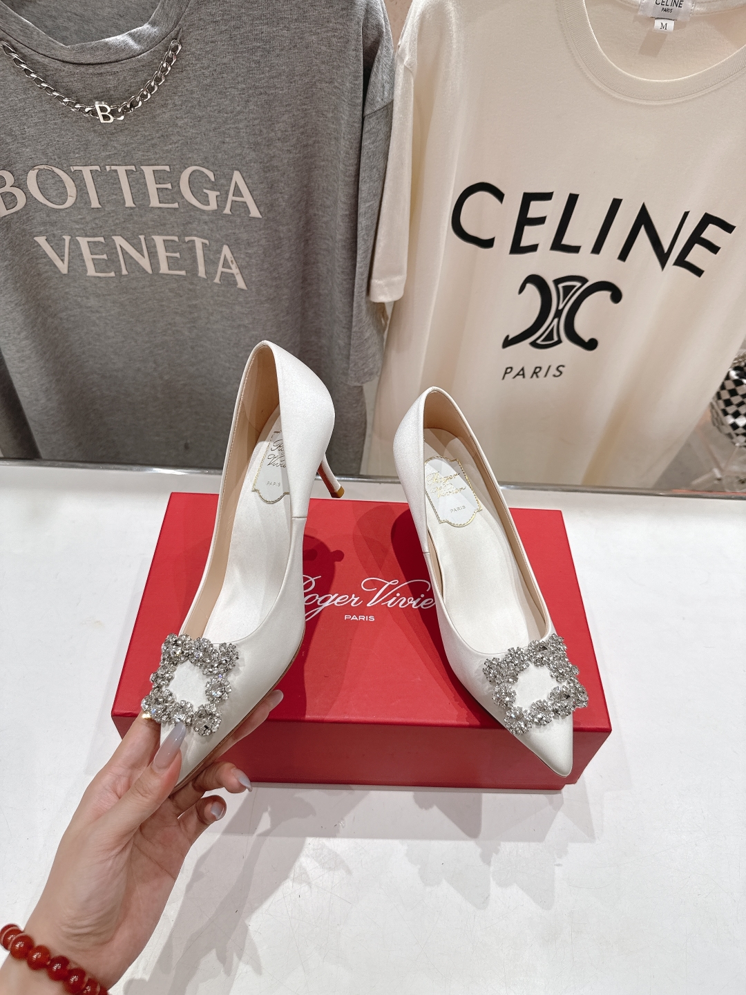 高版本出厂
 Roger vivier RV2025ss新款玛丽珍钻扣尖头高跟鞋单鞋
上脚超好看的一款高
