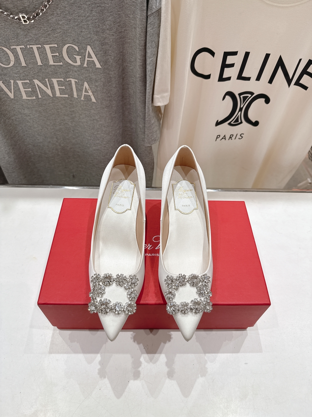 高版本出厂
 Roger vivier RV2025ss新款玛丽珍钻扣尖头高跟鞋单鞋
上脚超好看的一款高