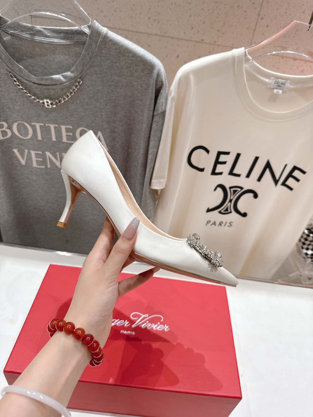 高版本出厂
 Roger vivier RV2025ss新款玛丽珍钻扣尖头高跟鞋单鞋
上脚超好看的一款高
